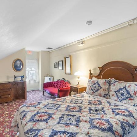 Lizzie Borden House Bed & Breakfast Fall River Dış mekan fotoğraf