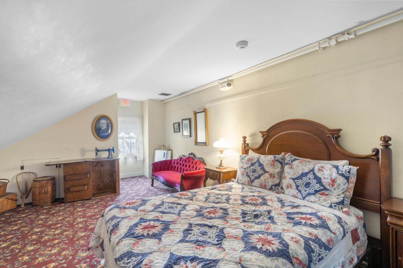 Lizzie Borden House Bed & Breakfast Fall River Dış mekan fotoğraf