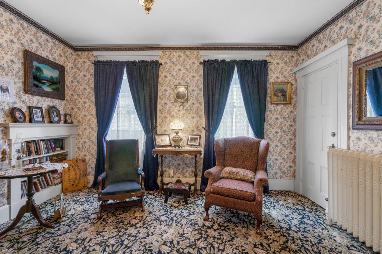 Lizzie Borden House Bed & Breakfast Fall River Dış mekan fotoğraf