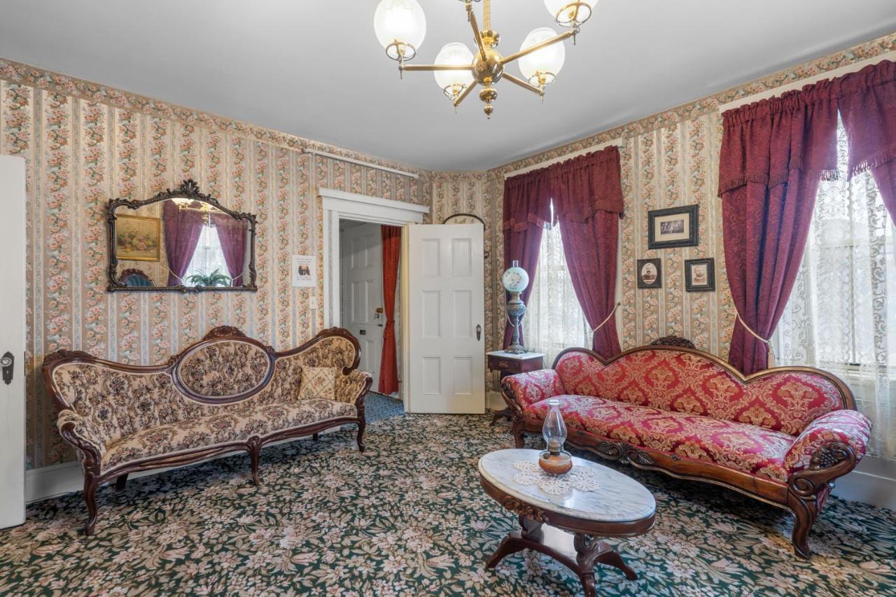 Lizzie Borden House Bed & Breakfast Fall River Dış mekan fotoğraf