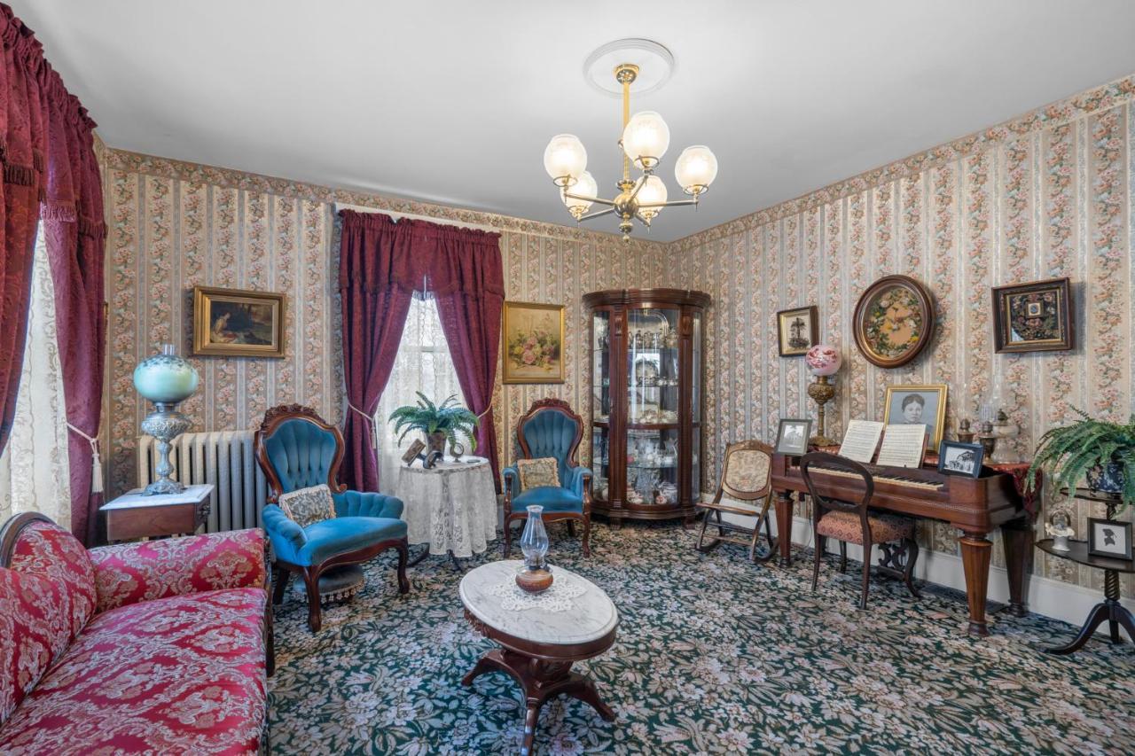 Lizzie Borden House Bed & Breakfast Fall River Dış mekan fotoğraf