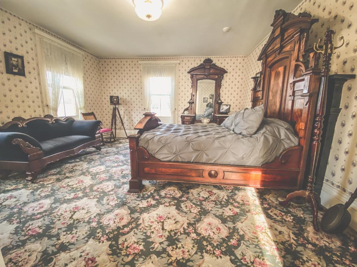 Lizzie Borden House Bed & Breakfast Fall River Dış mekan fotoğraf