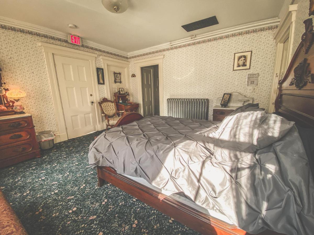Lizzie Borden House Bed & Breakfast Fall River Dış mekan fotoğraf
