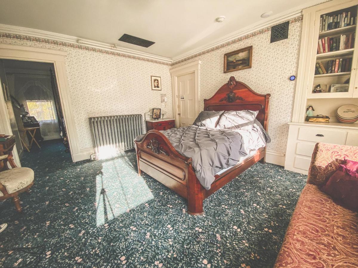 Lizzie Borden House Bed & Breakfast Fall River Dış mekan fotoğraf